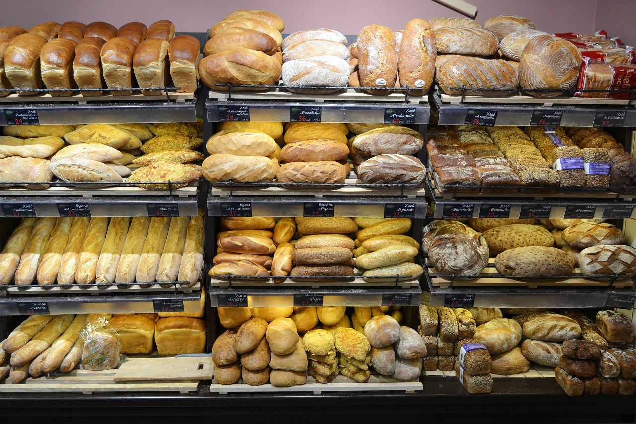 Хлеб сеть магазинов. Магазин хлебобулочных изделий. Выкладка хлеба. Хлебобулочные изделия ассортимент. Хлебобулочные изделия на прилавке.