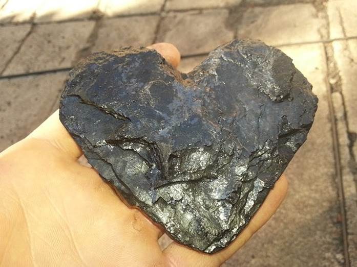 Превращаю сердце в камень. Сердце из угля. Каменный уголь сердечко. Уголь в виде сердца. Донбасский уголь.